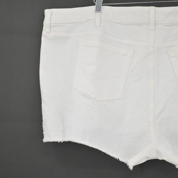 TORRID Shorts Womens Sz 26 Cutout Embroidery Skinny Vintage Stretch White Denim - Picture 10 of 11